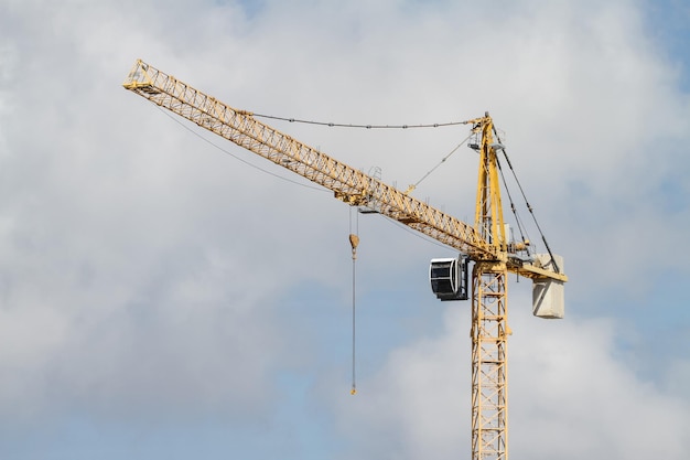 Grue de construction jaune