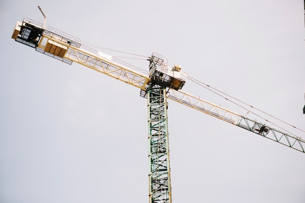 Grue de construction sur le site