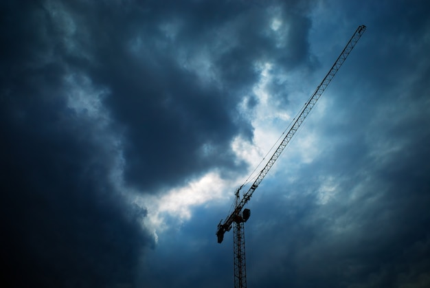 Grue de construction sous les nuages