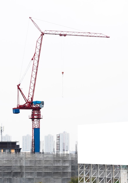 Grue de construction de tour sur le chantier de construction de bâtiments sur le toit