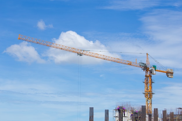 grue de construction et travailleur de l&#39;industrie du bâtiment avec un ciel bleu