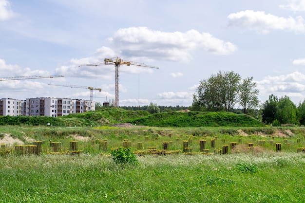 Photo avec grue construisant la maison. vue industrielle.