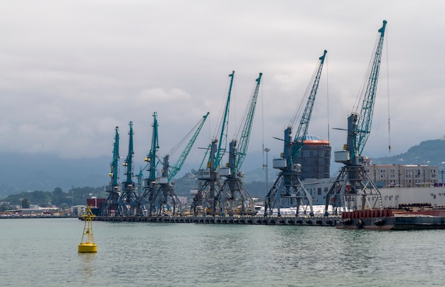 Grue à conteneurs portuaires sur la mer Noire