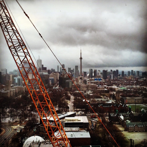 Photo grue contre des bâtiments en ville