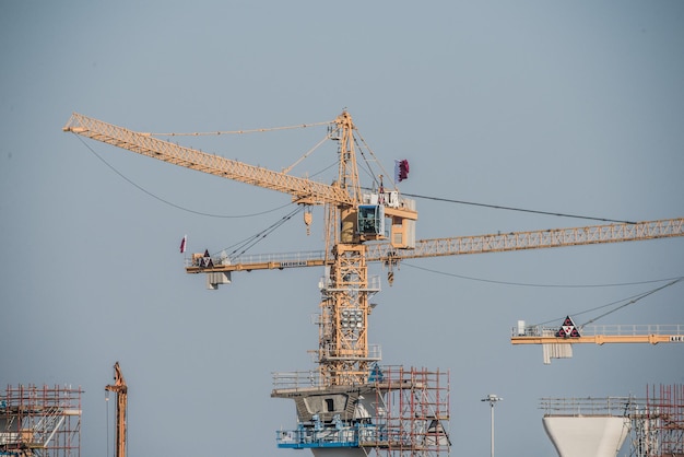 grue contre le ciel clair bâtiment hig bringe dans la ville