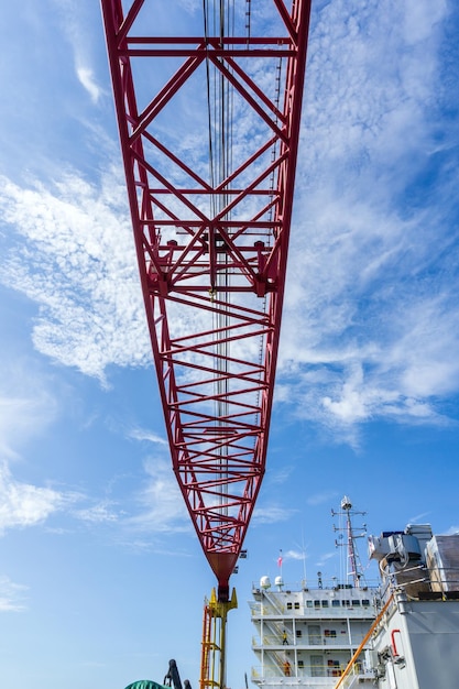 Photo une grue dans le ciel à bord d'une barge de construction dans un champ pétrolier au large