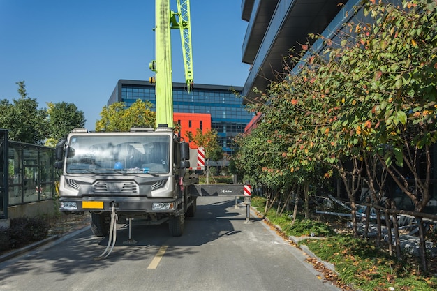 Une grue est à côté d'un immeuble de bureaux