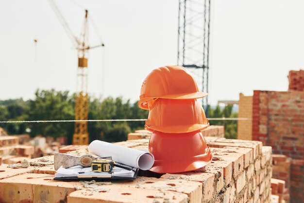 La grue est loin Vue rapprochée des casques de protection qui s'étendent sur les briques