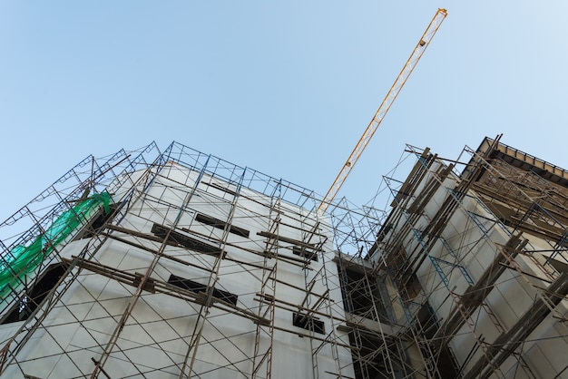 La grue est utilisée dans la construction de bâtiments.