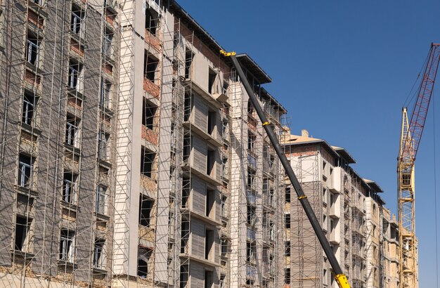 Grue sur le fond du bâtiment en construction