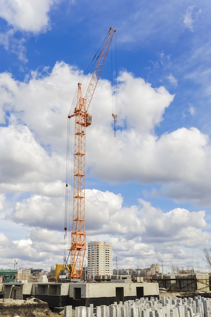 Grue haute et construction de nouvelles maisons