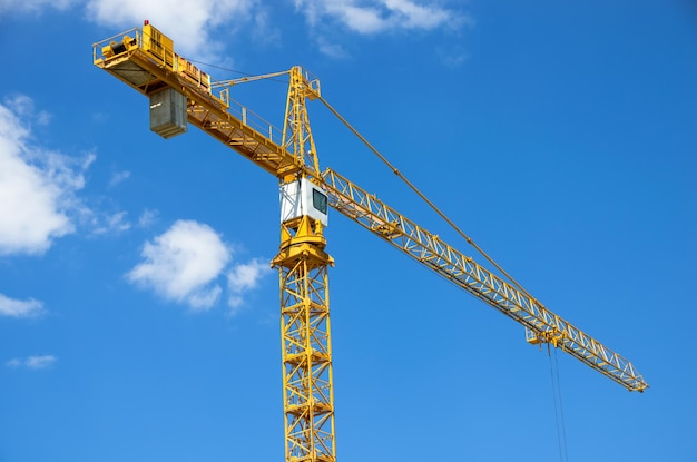 Grue jaune avec le ciel bleu.