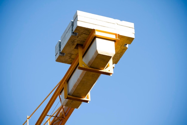 Grue jaune contre le ciel bleu , tour avec détails