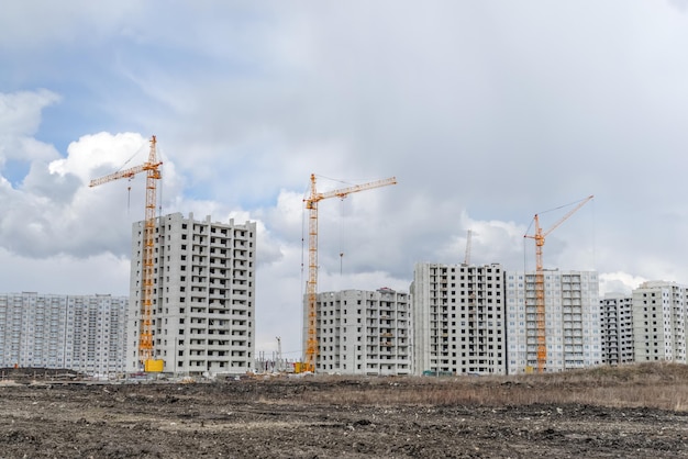 Grue de levage sur les chantiers de construction.