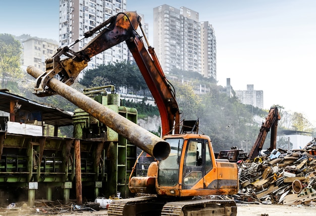 La grue à main fonctionne dans la station de recyclage des déchets