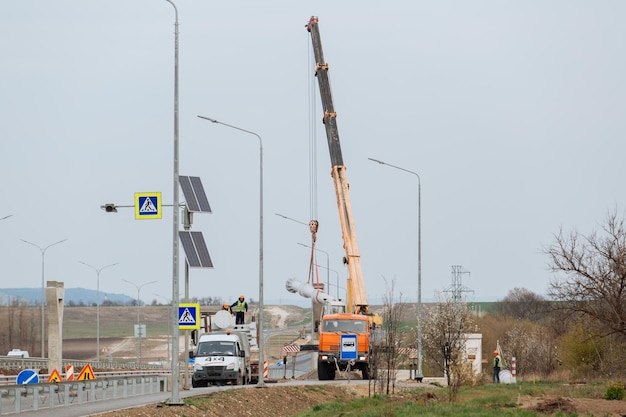 Grue mobile jaune sur un chantier de construction