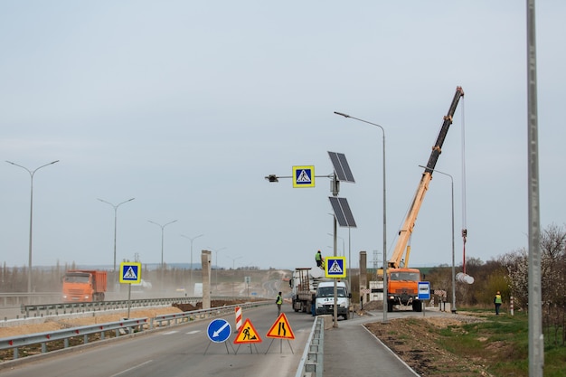 Grue mobile jaune sur chantier Grue de camion en cours de construction et travaux routiers