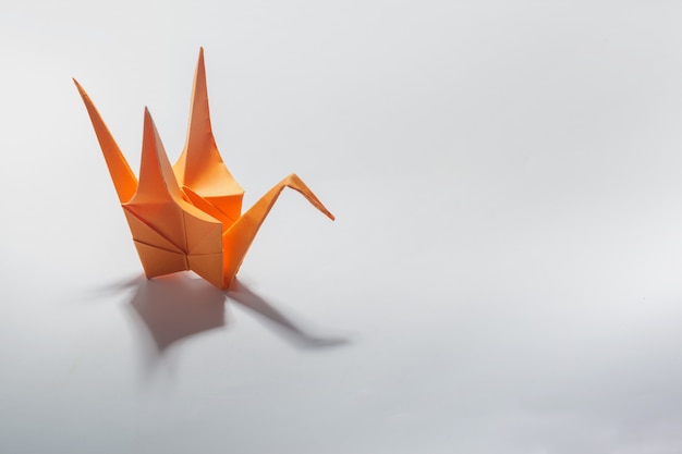 Grue en origami sur blanc