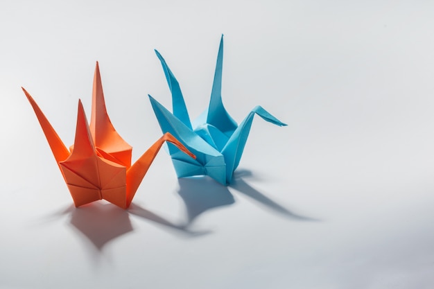 Grue en origami sur blanc