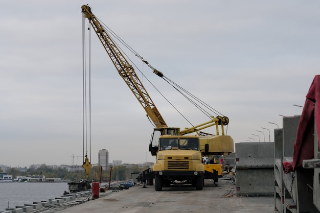 Photo grue sur le pont. construction et réparation du pont.