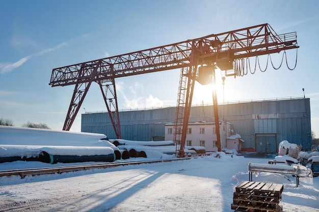 Grue à portique dans la zone de l'entrepôt Journée ensoleillée d'hiver