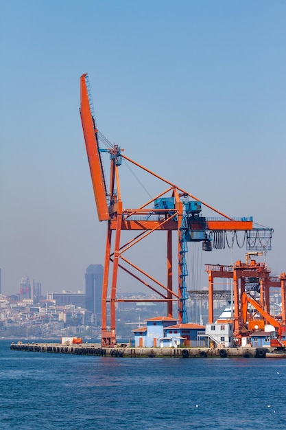 Grue portuaire orange