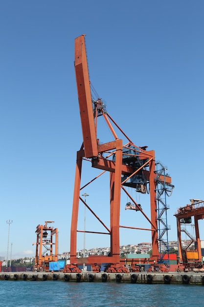 Grue portuaire orange