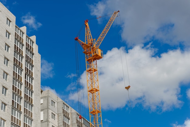 Grue puissante et nouveaux immeubles de grande hauteur