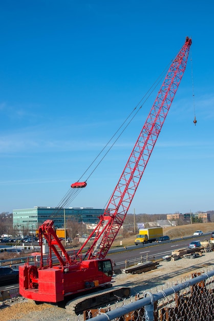 Grue sur la réparation d'une grande autoroute