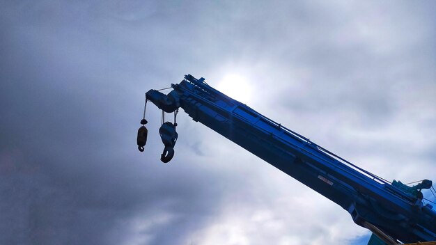 Grue télescopique bleue s'élevant dans le ciel avec fond de ciel bleu