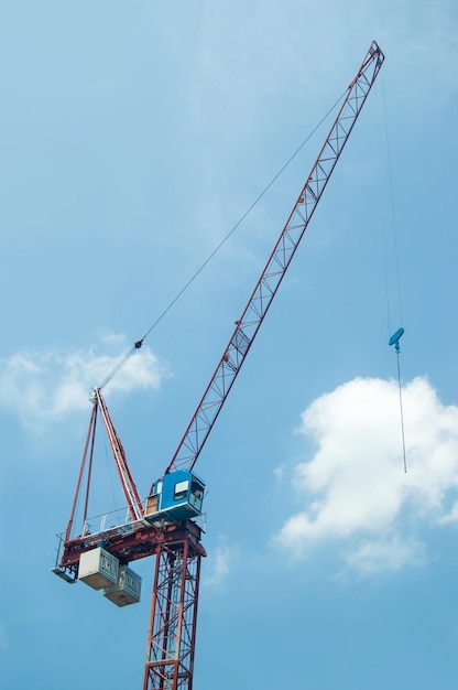 Grue à tour sur un chantier de construction contre le ciel bleu