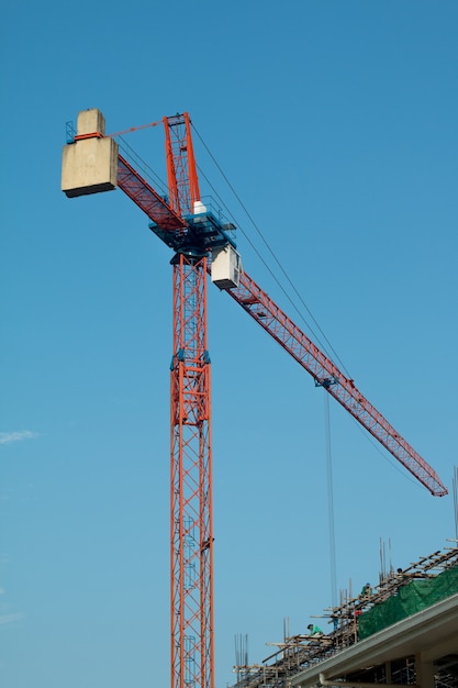 grue à tour sur le ciel bleu