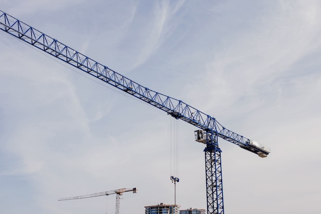 Grue à tour de construction bleue contre le ciel