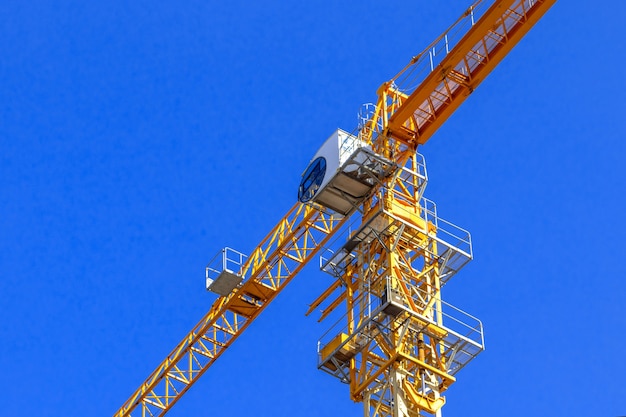 Grue à tour de construction sur un fond de ciel bleu clair, photo de concept d'entreprise de construction