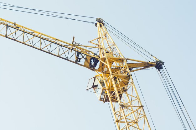 Grue à tour sur fond de ciel