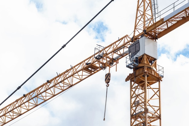 Grue à tour jaune contre le ciel