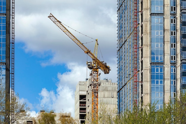 Grue à tour sur les nouveaux bâtiments de la ville