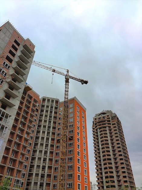 Une grue à tour à proximité de plusieurs immeubles de grande hauteur en construction