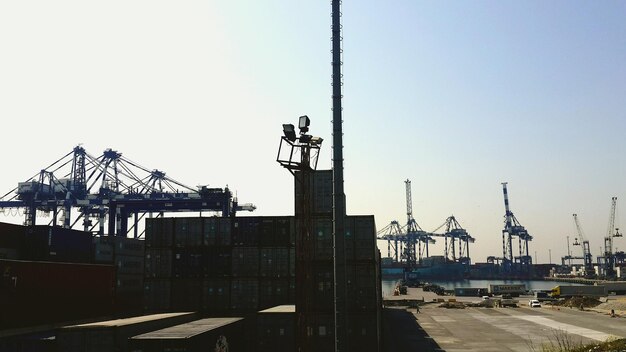 Photo des grues au port contre un ciel dégagé