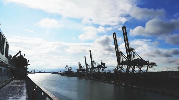 Photo des grues au port contre le ciel