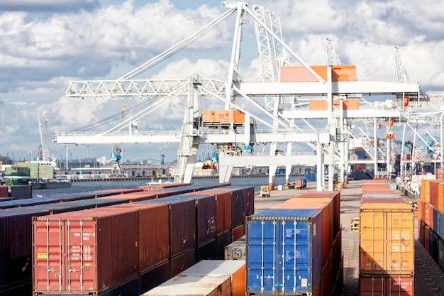 Photo des grues au port contre le ciel