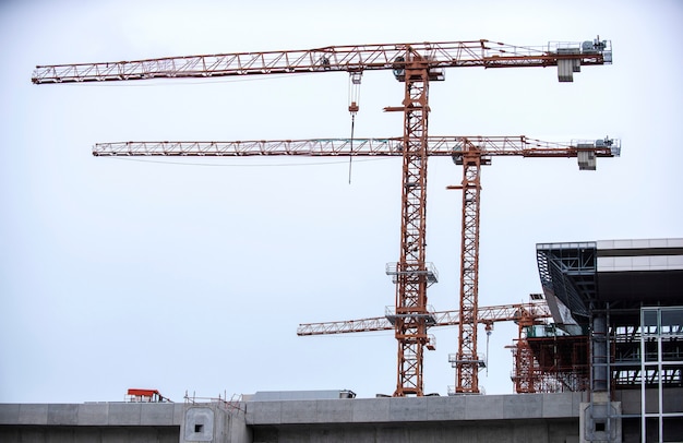 Grues et bâtiments de construction industrielle