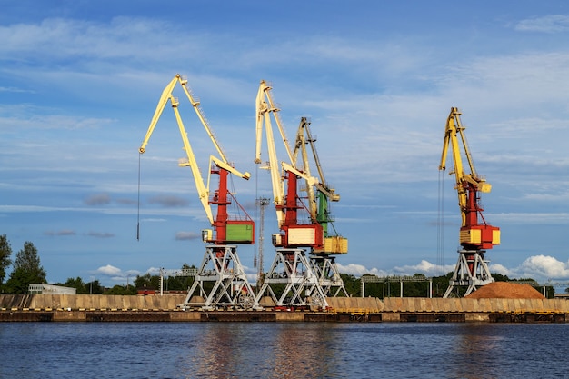 Grues à cargaison en terminal dans le port fluvial de Ventspils, Lettonie, mer Baltique. Importation d'expédition ou