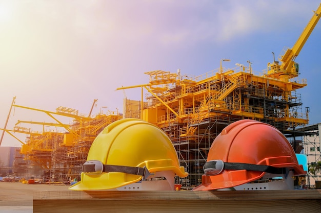 Des grues sur le chantier contre le ciel