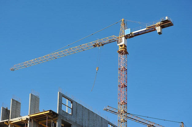 Grues de construction sur le chantier