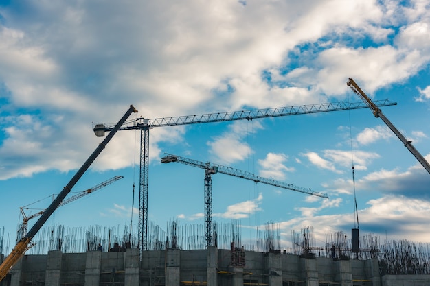 Grues de construction sur fond de ciel bleu