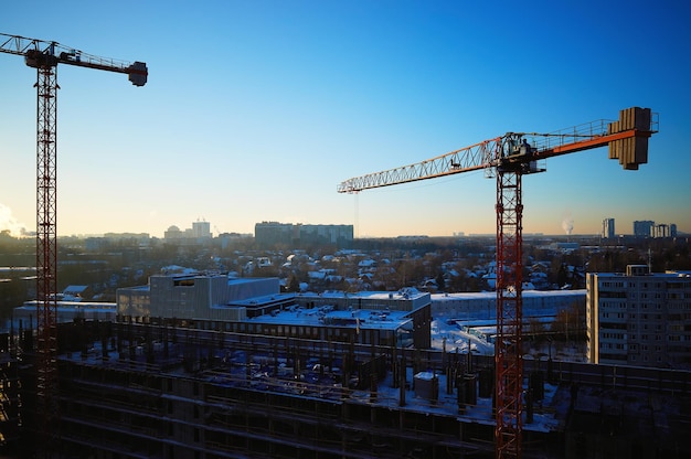 Photo grues de construction en hiver