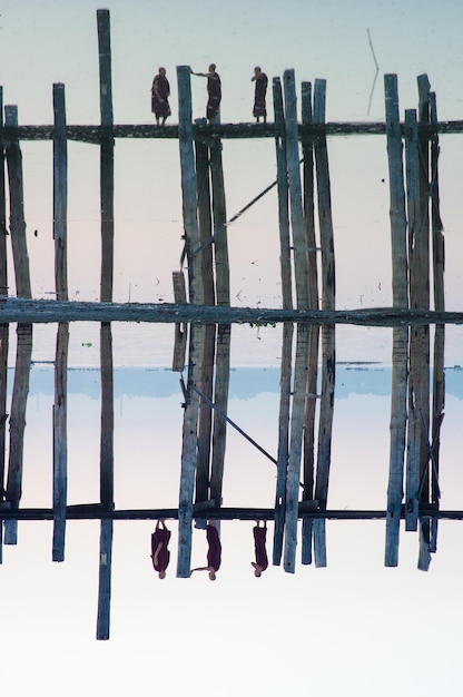 Photo des grues contre le ciel