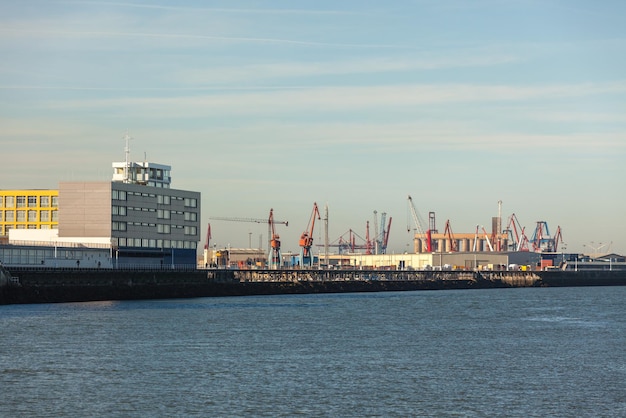 Grues Dans Le Port Maritime De Portugalete, Dans Le Nord De L'espagne. Aperçu Industriel