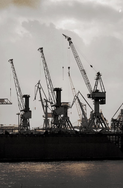 Photo des grues dans le quai commercial